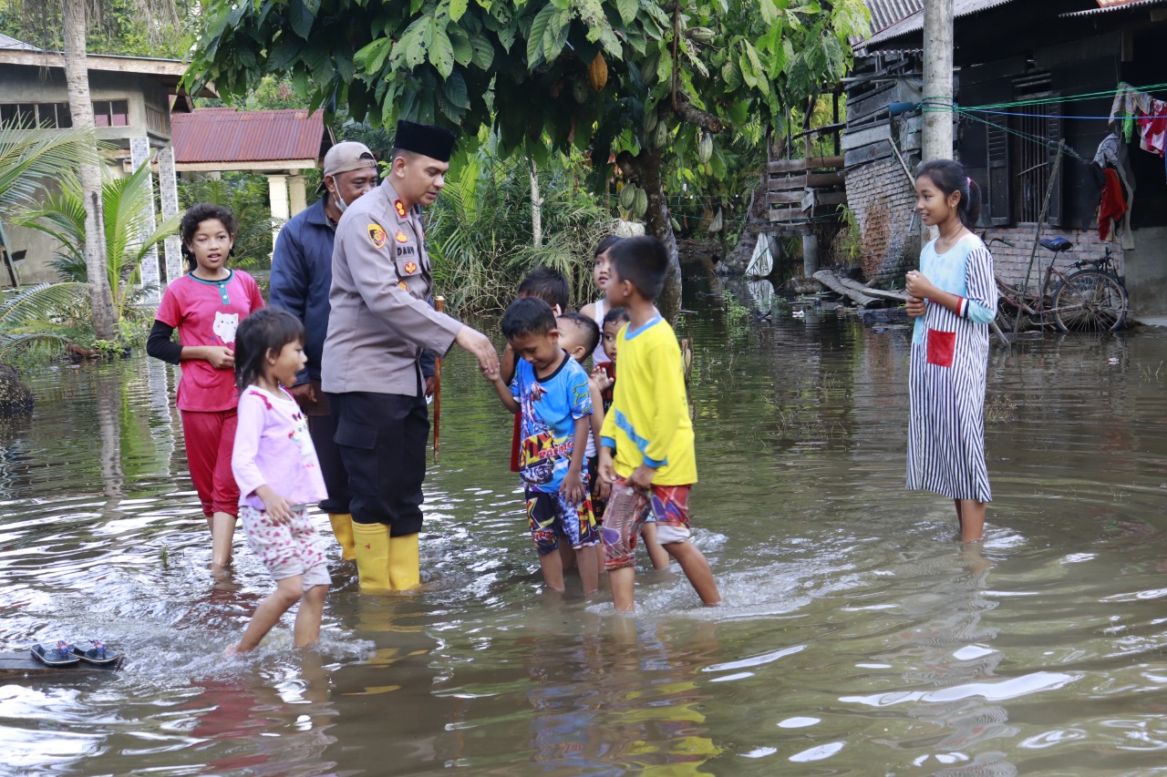 Kapolres Langkat Polda Sumut Berikan Trauma Healing Kepada Anak-Anak Korban Banjir
