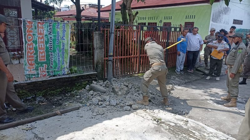 Lima Kali Ganti Lurah, Barulah Tembok Pagar di Gg Padi Dibongkar Satpol PP Kota Medan