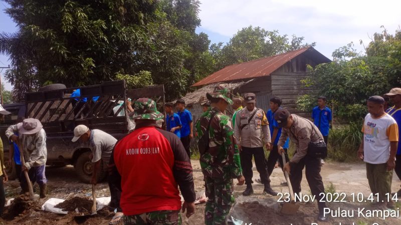 Polres Langkat Polda Sumut Bersinergi Dengan TNI Gotong Royong Dan Berikan Bansos Kepada Masyarakat Desa Pulau Kampai