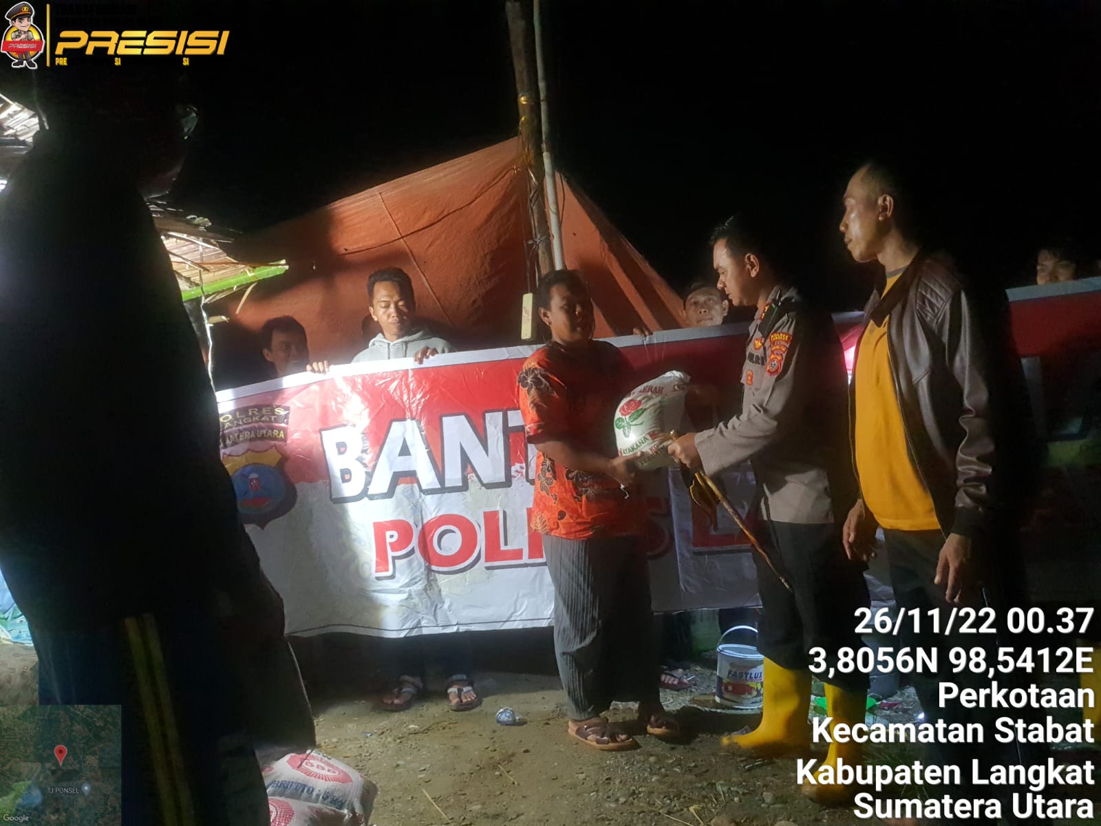 Luar Biasa, Hingga Lewat Tengah Malam Kapolres Langkat Polda Sumut Masih Sambangi Korban Banjir