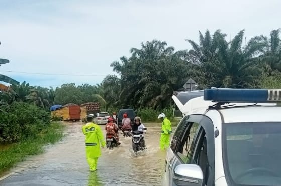 Jalan Nasional Tapaktuan – Subulussalam Banjir Satlantas Bantu Pengguna Jalan Melintasi Banjir