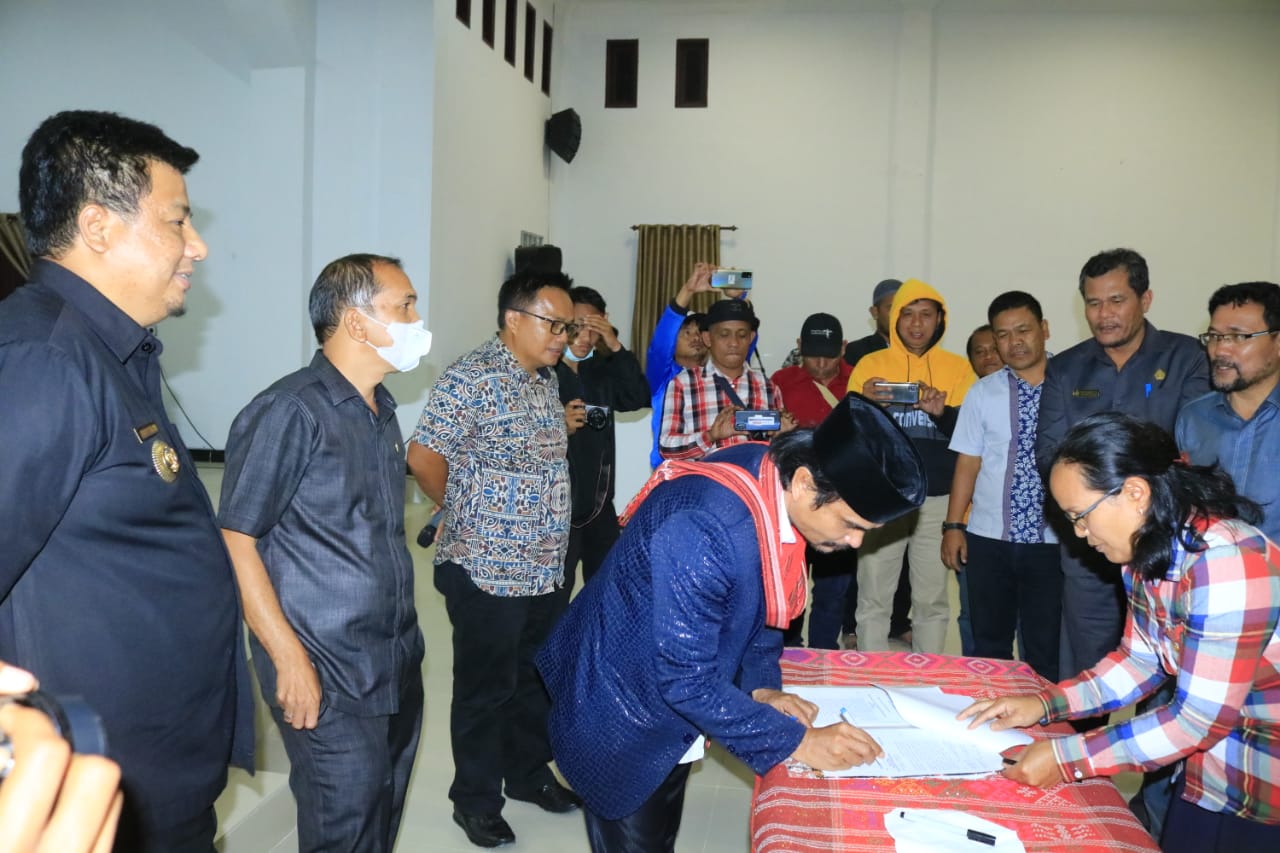 Paripurna DPRD Samosir Pengesahan APBD Tahun 2023