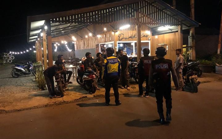 Patroli Malam hari, Personel Polres Aceh Barat pantau Aktifitas Masyarakat