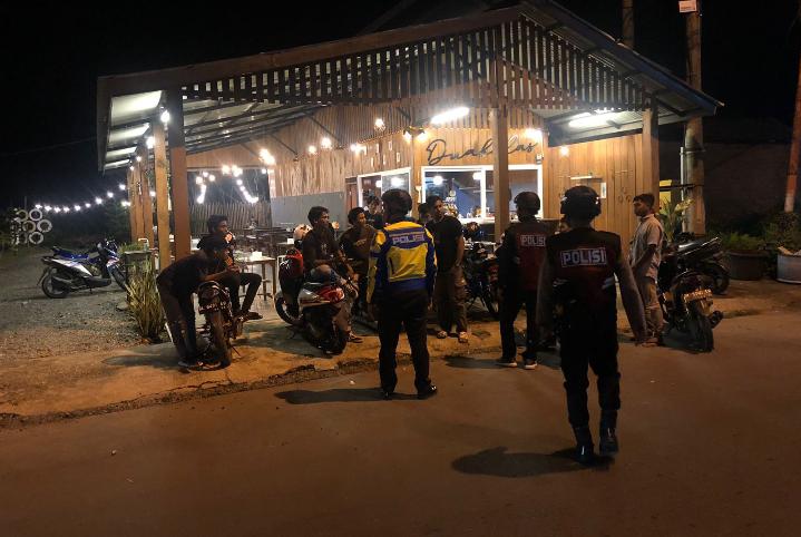 Patroli Malam hari, Personel Polres Aceh Barat pantau Aktifitas Masyarakat
