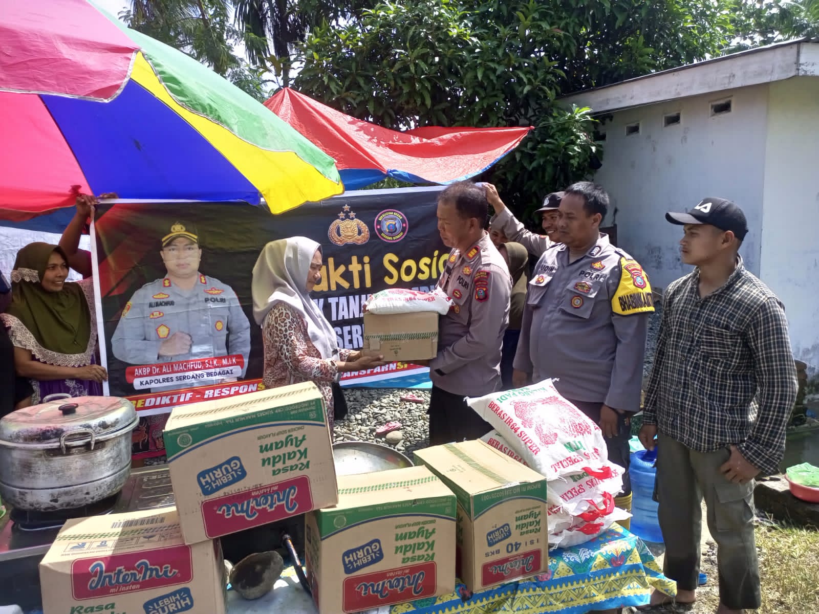 Polres Sergai Terus Salurkan Bantuan Sembako Kepada Warga Korban Banjir di Kecamatan Tanjung Beringin