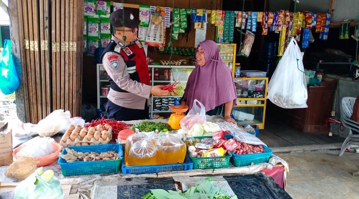 Personel Polsek Meureubo Pantau Kestabilan Sembako di Pasaran