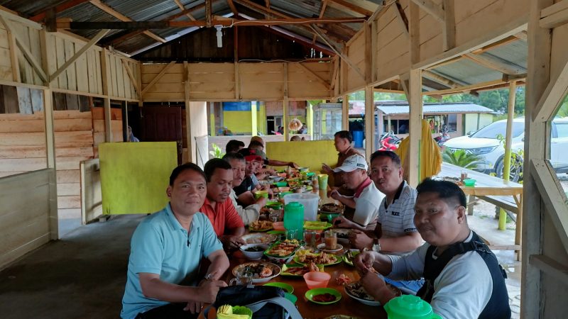 Wakil Ketua DPRD Kota Sibolga Undang Rombongan Koordinator Wartawan DPRD Medan Sarapan Pagi di Pantai Tapteng