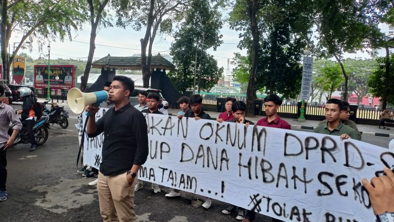 Jaringan Mahasiswa Indonesia Orasi di Depan Gedung DPRD Provsu, Minta Oknum Anggota DPRD Sumut Diperiksa