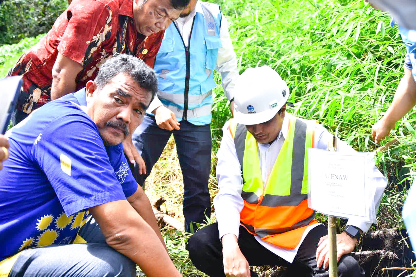 Direksi Perumda Tirtanadi Bersama Masyarakat Kecamatan Sibolangit Tanam Bibit Pohon Aren