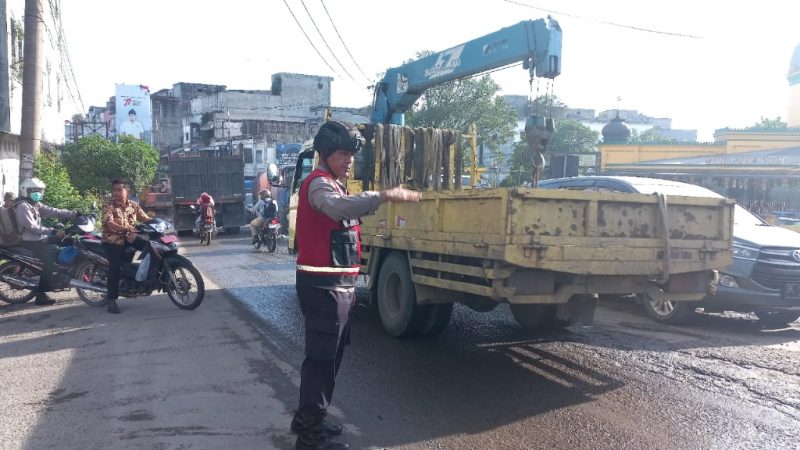 Arus Lalulintas Di Jembatan Sungai Wampu Stabat Macat, Polres Langkat Gerak cepat Mengurainya