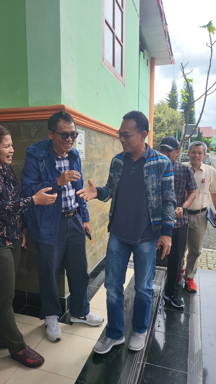 Tinjau Kondisi IAKN Tarutung Pasca Kena Gempa, Gus Irawan Bawa Buku Prabowo Subianto