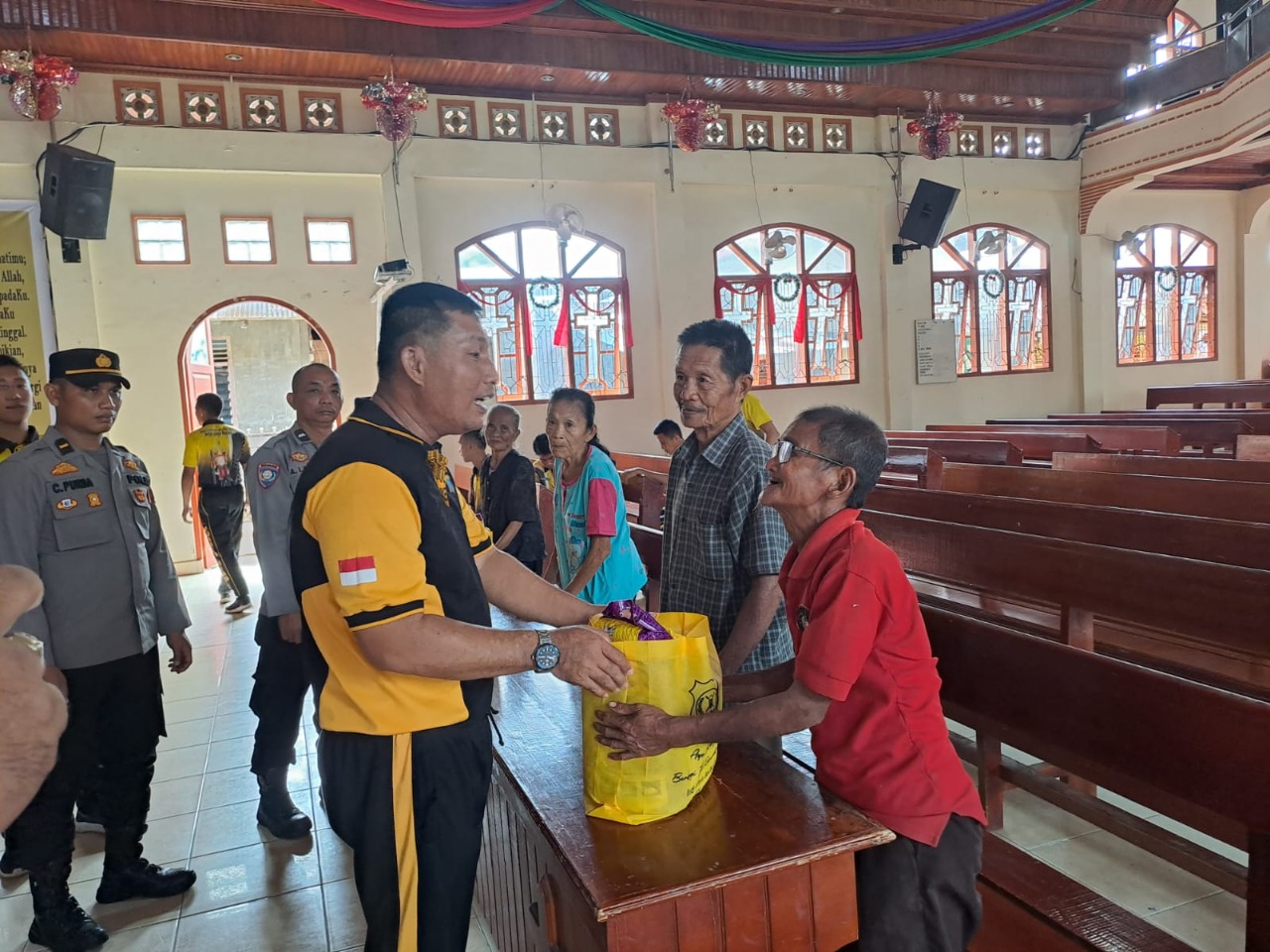 Jumat Curhat, Personil Polres Nias Bhakti Sosial di Rumah – Rumah Ibadah