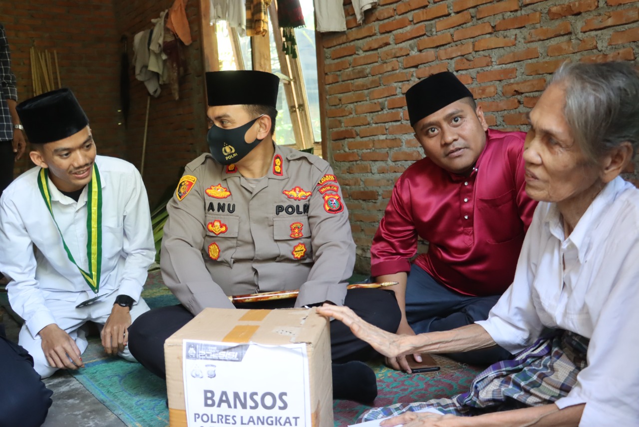 Sentuhan Kapolres Langkat  Terhadap Warga Lanjut Usia ( Lansia ) kelurahan Bingai Kecamatan Wampu