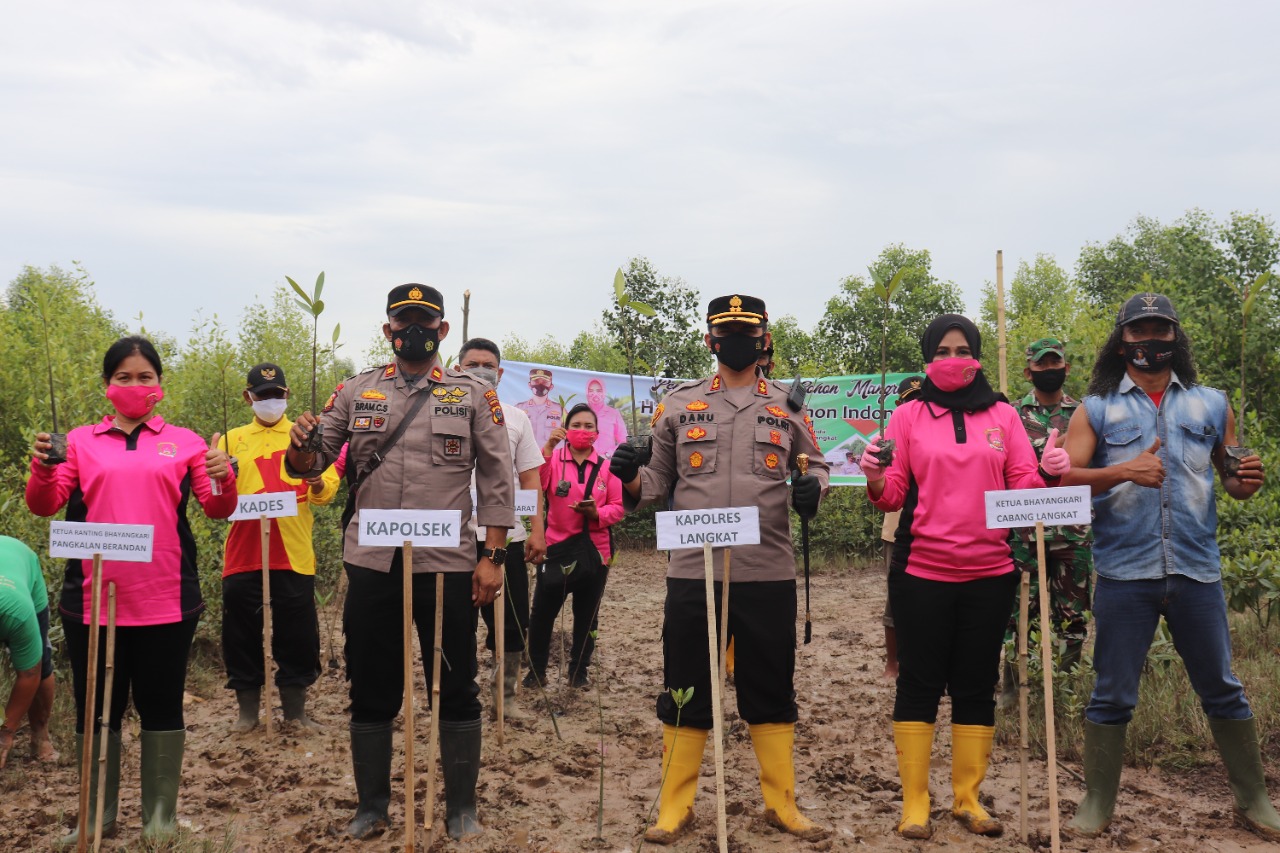 Kapolres Langkat dan Ketua Bhayangkari Cabang Langkat Kunjungi Taman Wisata Mangrove