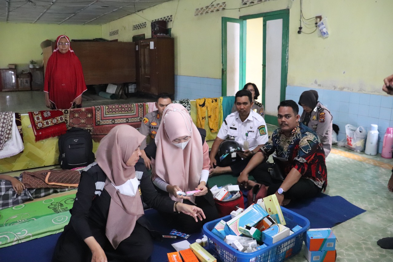 Bentuk Kepedulian Polri, Kapolres Langkat Kunjungi Warga Yang Sedang Sakit