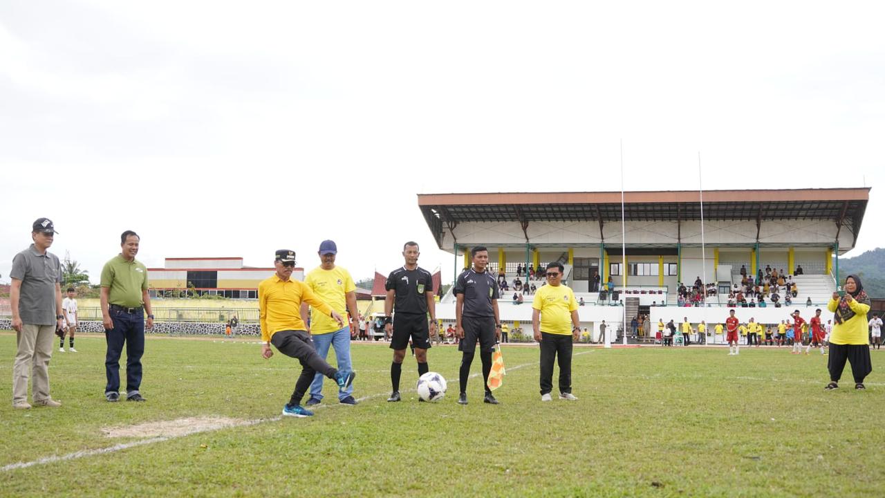 Tendangan Pertama Bupati Safaruddin Awali Bupati Cup 1 2022, 24 Tim Siap Berlaga