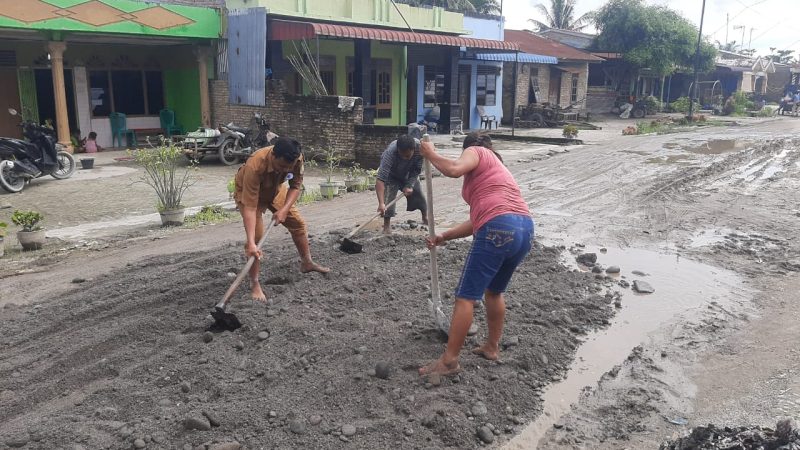 Antisipasi Adanya Kecelakaan, Kades Pematang Terang Bersama Warga Inisiatif Timbun Jalan Berlubang