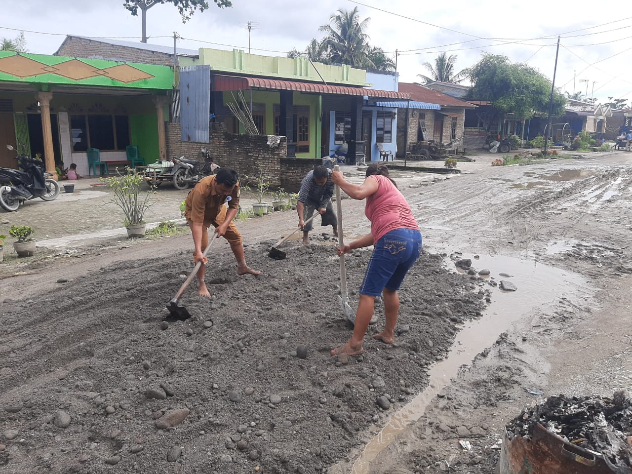 Antisipasi Adanya Kecelakaan, Kades Pematang Terang Bersama Warga Inisiatif Timbun Jalan Berlubang