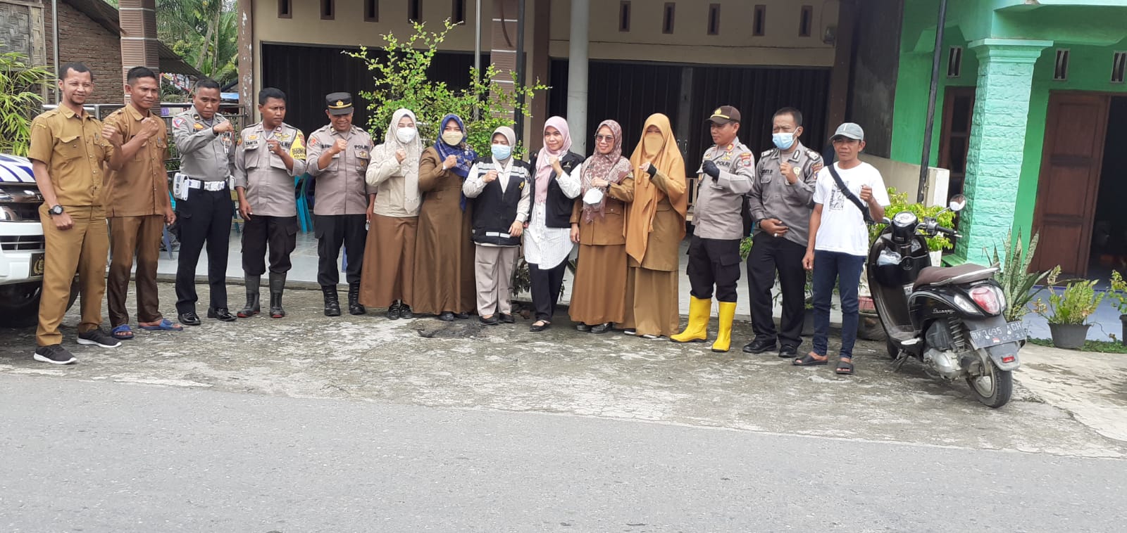 Program Quick Wins Presisi, Kapolsek T. Pura Polres Langkat Salurkan Bansos Dan Pengobatan Gratis Terhadap Warga Terdampak Banjir