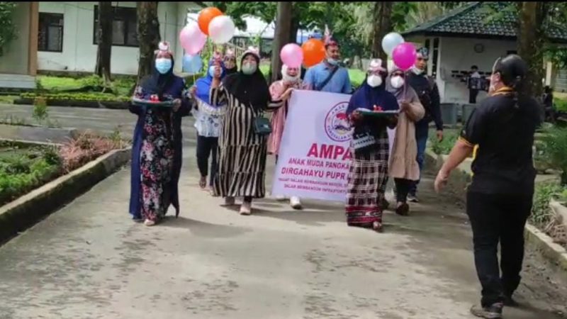 Kaum Ibu Dari Pangkalan Susu Beri Kado Potongan Aspal Ke Dinas PUPR Langkat Terima Kado Potongan Aspal dari Emak – Emak Pkl. Susu