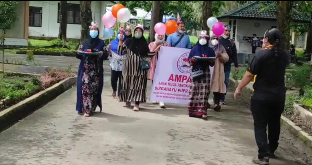Kaum Ibu Dari Pangkalan Susu Beri Kado Potongan Aspal Ke Dinas PUPR Langkat Terima Kado Potongan Aspal dari Emak – Emak Pkl. Susu