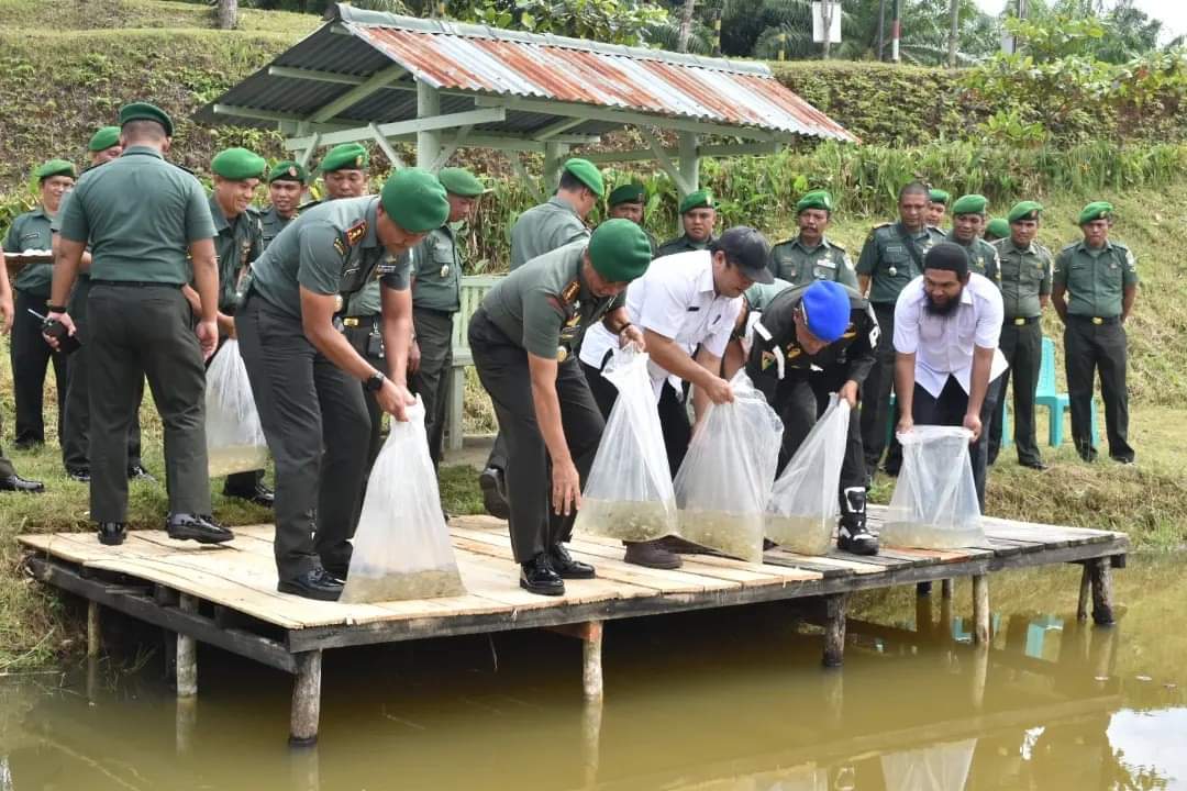 Danrem 012/TU Bersama Kodim 0118/Subulussalam Tanam Pohon Dan Tabur Benih Ikan Nila