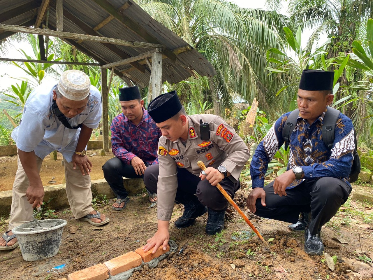 Kapolres Langkat Letakan Batu Pertama Renovasi Makam Syech Ali Mansur
