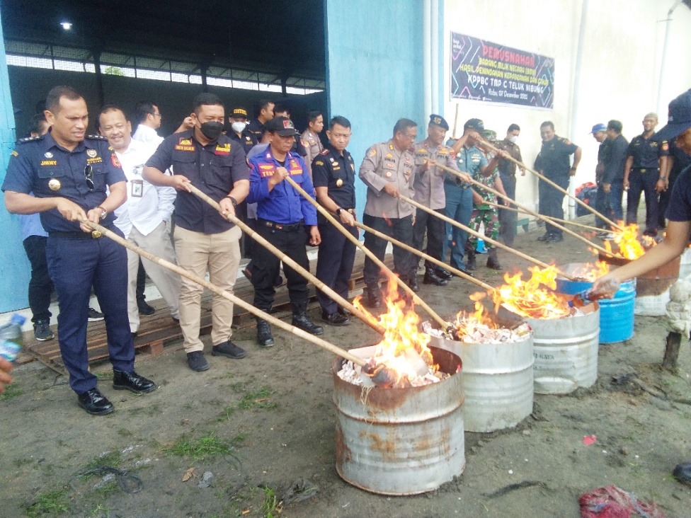 Bea Cukai Teluk Nibung Laksanakan Pemusnahan Barang Ilegal