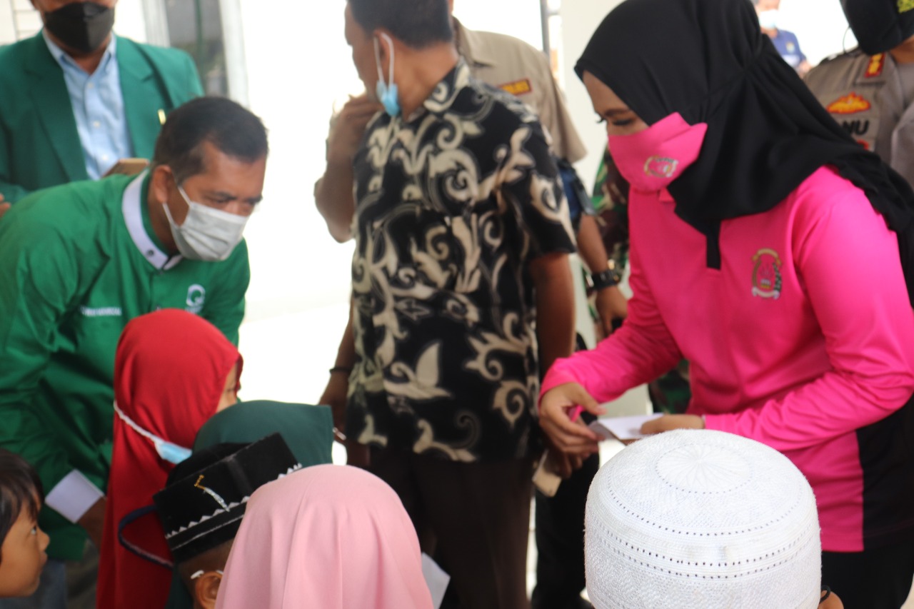 Kapolres Langkat Berikan Santunan Anak yatim Di Desa Ara Condong Kec. Secanggang
