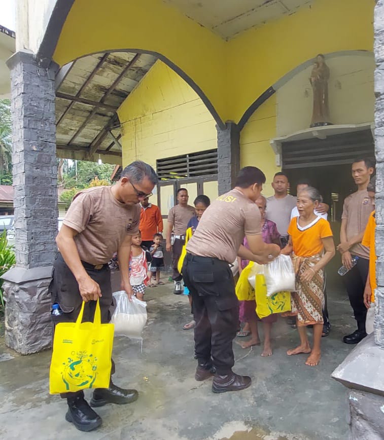 Jelang Natal, Polsek Batang Gansal Gelar Baksos dan Salurkan Bansos di Gereja