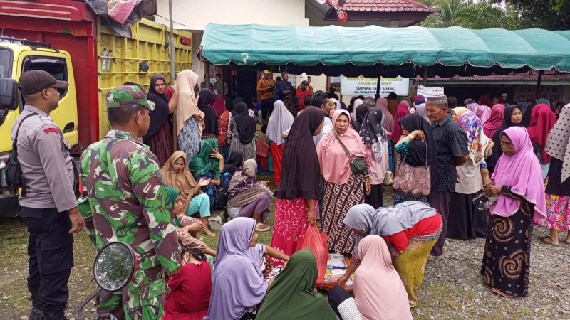 Bhabinkamtibmas Polsek Woyla Timur Bersama Babinsa Lakukan Pengamanan Pasar Murah