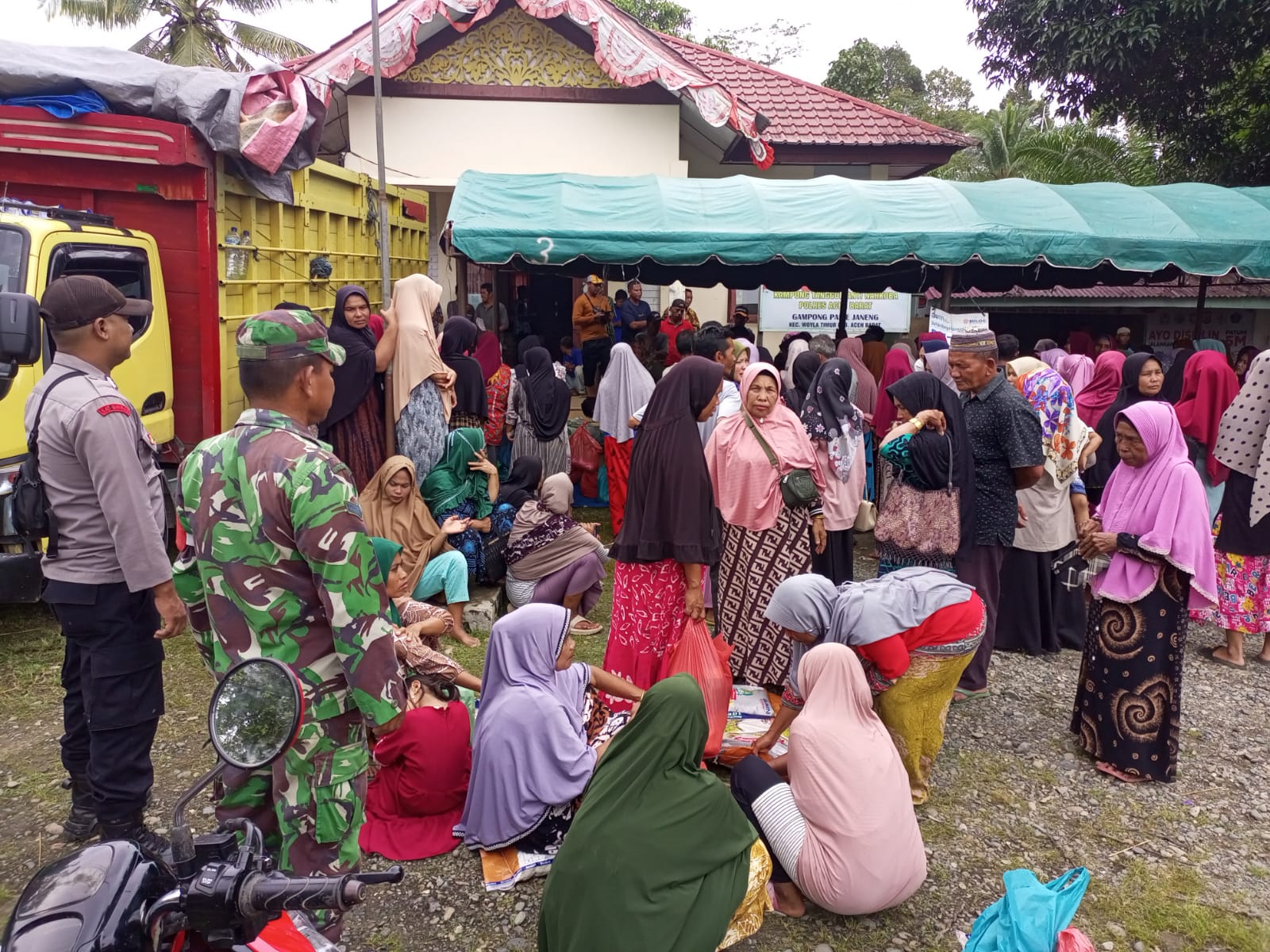 Bhabinkamtibmas Polsek Woyla Timur Bersama Babinsa Lakukan Pengamanan Pasar Murah