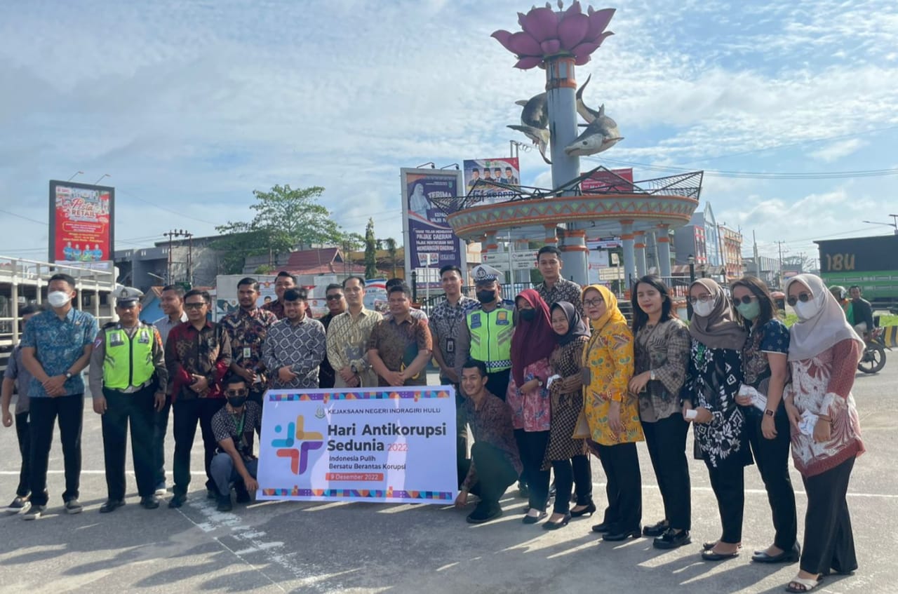 Peringatan  Hari Anti Korupsi Sedunia 2022, Kejaksaan Negeri Inhu Bagikan Stiker