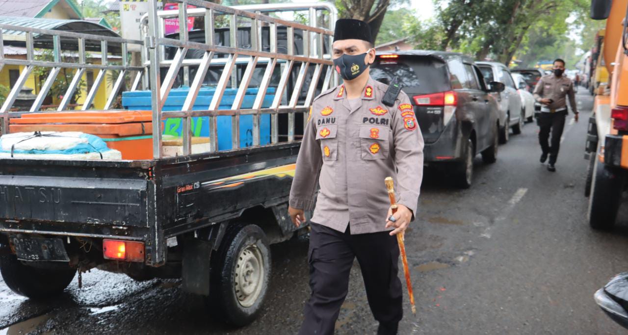 Walau Hujan Rintik Kapolres Langkat Turun Lansung Urai Kemacetan Di Tengah Perjalanan Menuju Mesjid Ryadusholihin