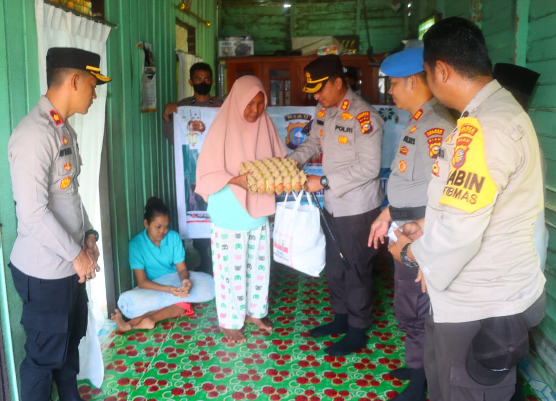 Warga Kurang Mampu dan Penyandang Disabilitas Terima Bantuan Dari Polres Inhu
