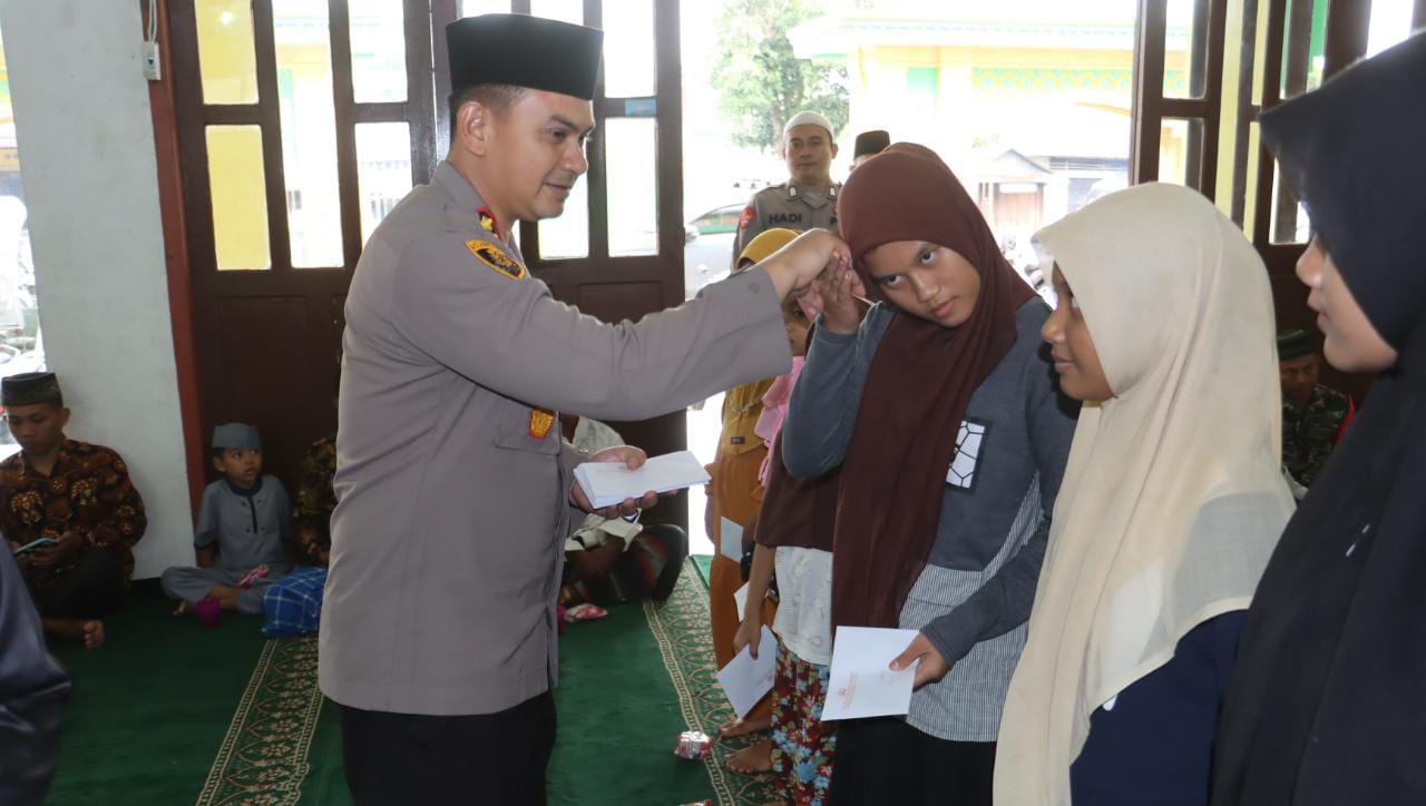 Jumat Barokah, Kapolres Langkat Berikan Bantuan kepada Anak Yatim Piatu