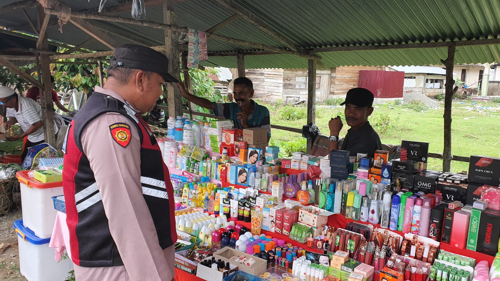 Patroli Hari Peukan, Personel Polsek Kaway XVI Berikan Himbauan Kamtibmas