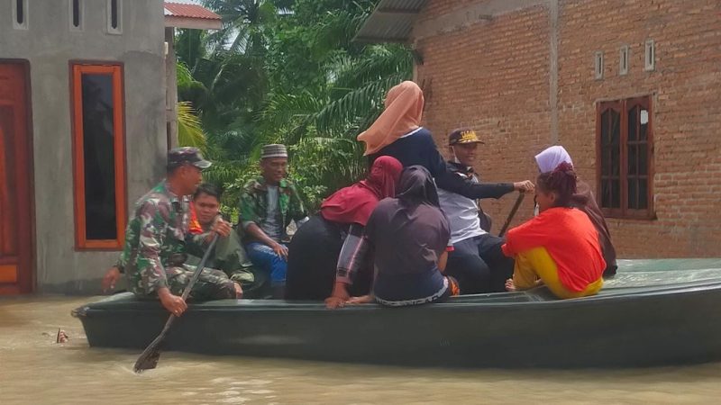 Babinsa Koramil 11/TB Terus Monitoring dan Bantu Warga Terdampak Banjir