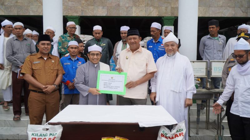 Plt Bupati Langkat Serahkan 2 Ekor Sapi Bantuan Peringatan HAUL Tuan Guru ke-99