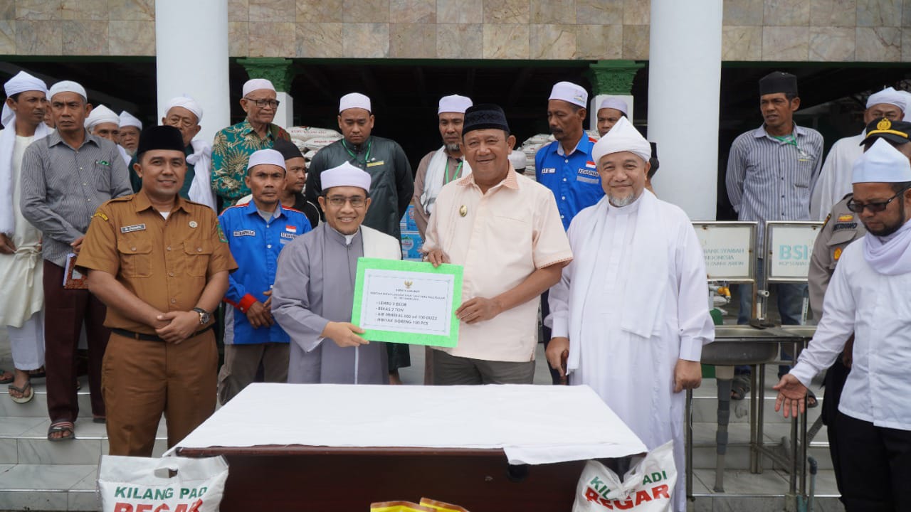 Plt Bupati Langkat Serahkan 2 Ekor Sapi Bantuan Peringatan HAUL Tuan Guru ke-99
