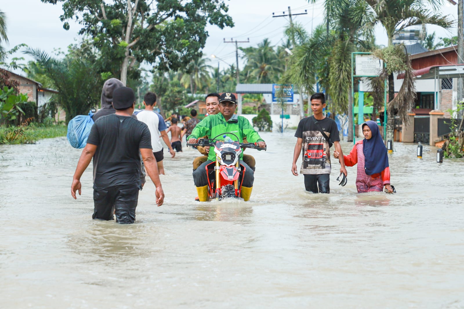 Air Mencapai Lutut Dewasa, Bupati Sergai Darma Wijaya Kembali Turun Jumpai Korban Banjir