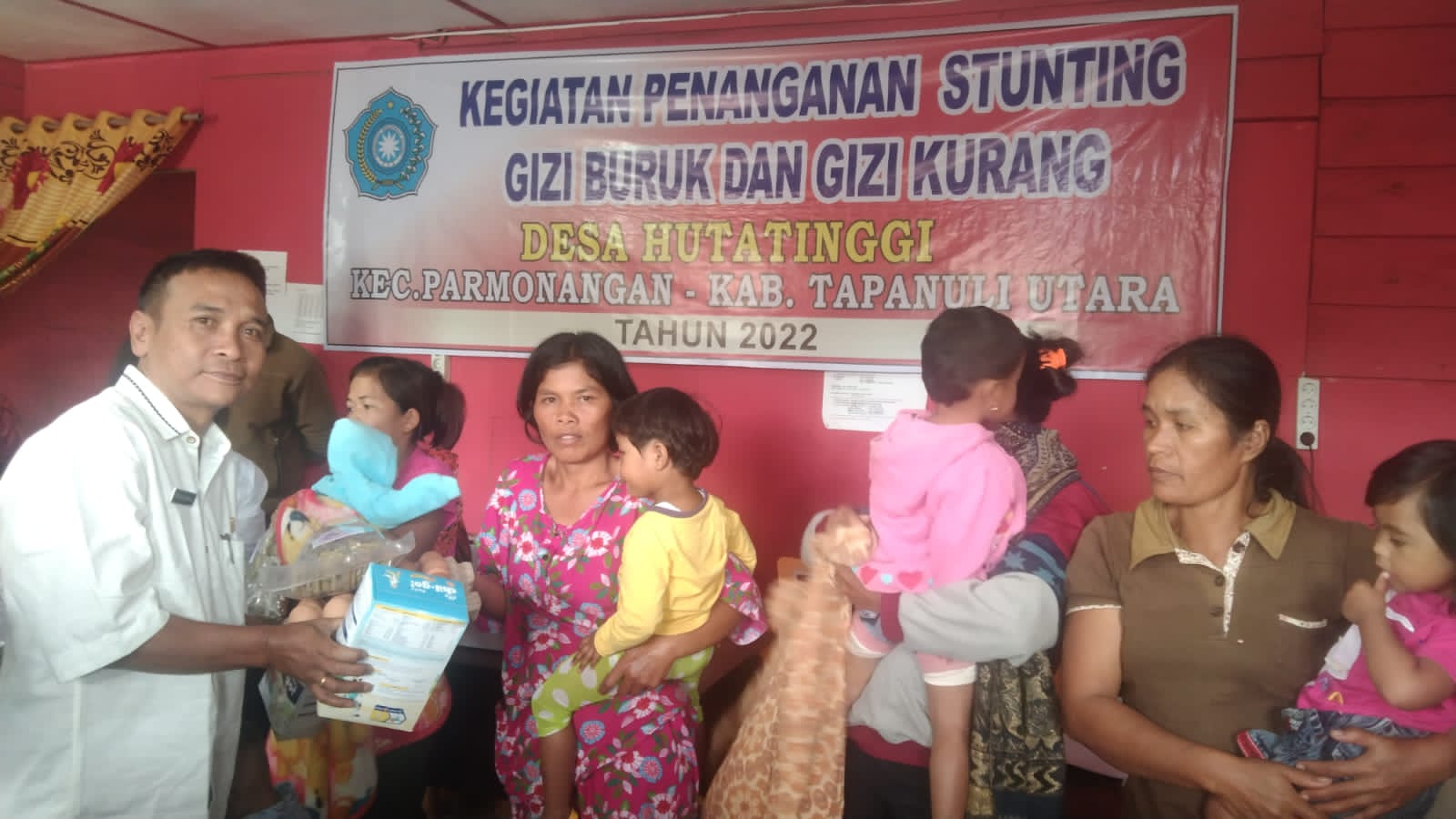 Pemberdayaan Masyarakat dalam Pencegahan Stunting, Kades Hutatinggi Bagikan Makanan Tambahan Bagi Balita