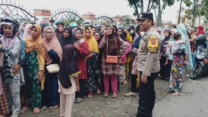 Personil Polsek Johan Pahlawan Melaksanakan Pengamanan Pasar Murah