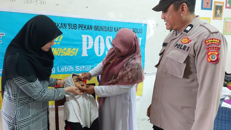 Bhabinkamtibmas Polsek Meureubo Dampingin Petugas Kesehatan Pada kegiatan Imunisasi ORI/Sub Pin Polio