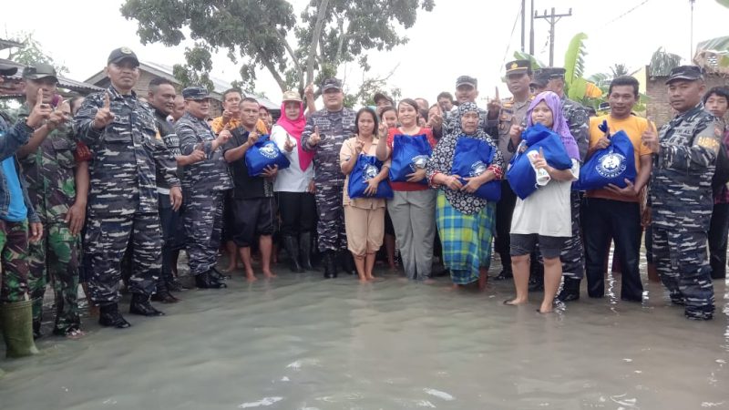 Lantamal 1 Belawan Gelar Zoom Meeting Program KBN Desa Bagan Kuala dan Berikan Bantuan Sembako Korban Banjir
