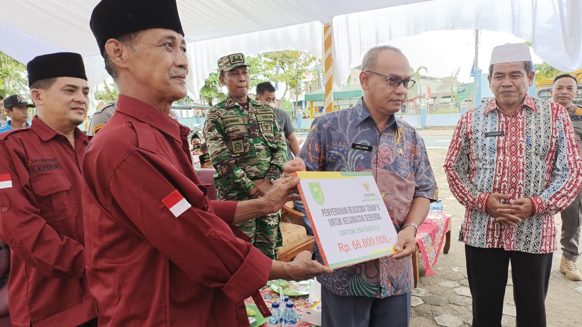 Pemkab Inhu Sinergitas dengan Baznas Salurkan Bantuan 100 Unit Gerobak dan  Beasiswa
