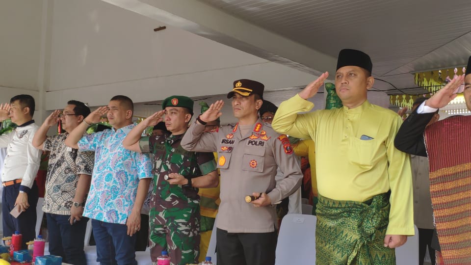 Kapolresta Deli Serdang Hadiri Upacara Peringatan Hari Guru Nasional Ke 77 Tahun 2022 Di Alun-Alun Pemkab Deli Serdang