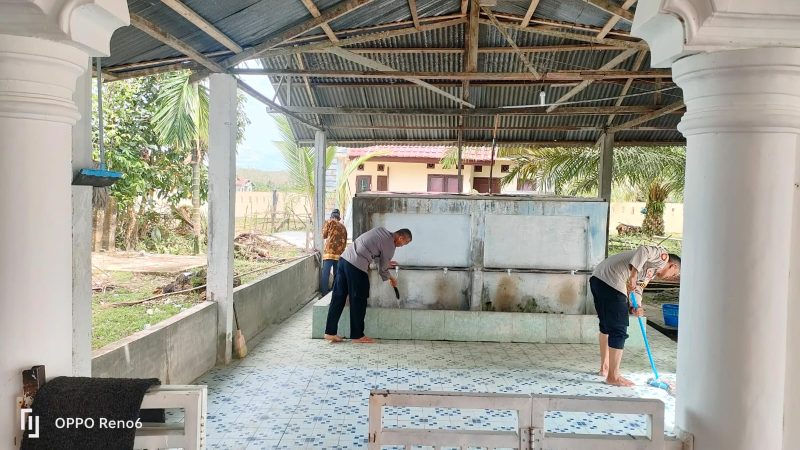 Demi Kenyamanan Saat Masyarakat Beribadah, Polsek Bubon Bersihkan Mesjid Babul Taqwa