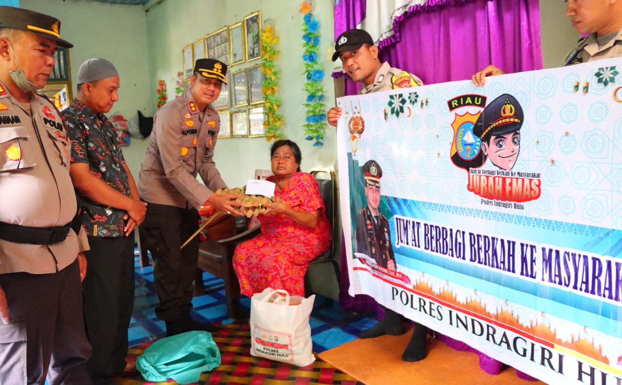 Jubah Emas Kapolres Inhu Riau Kembali Salurkan Bantuan Bagi Warga Kurang Mampu dan Lansia