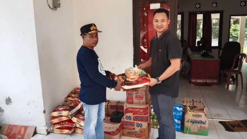 Kades Bukit Selabu Serahkan Bantuan Peduli Kebakaran Desa Talang Leban